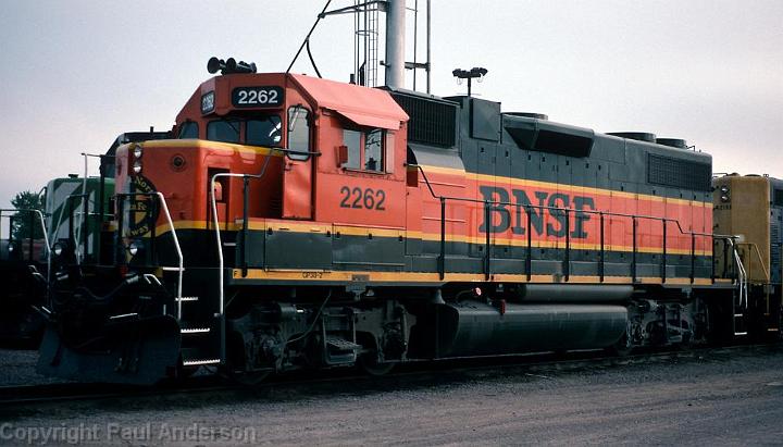 BNSF 2262 GP38 2.jpg